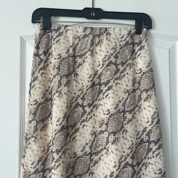 Japan Snake skin midi skirt size medium - Picture 5 of 7